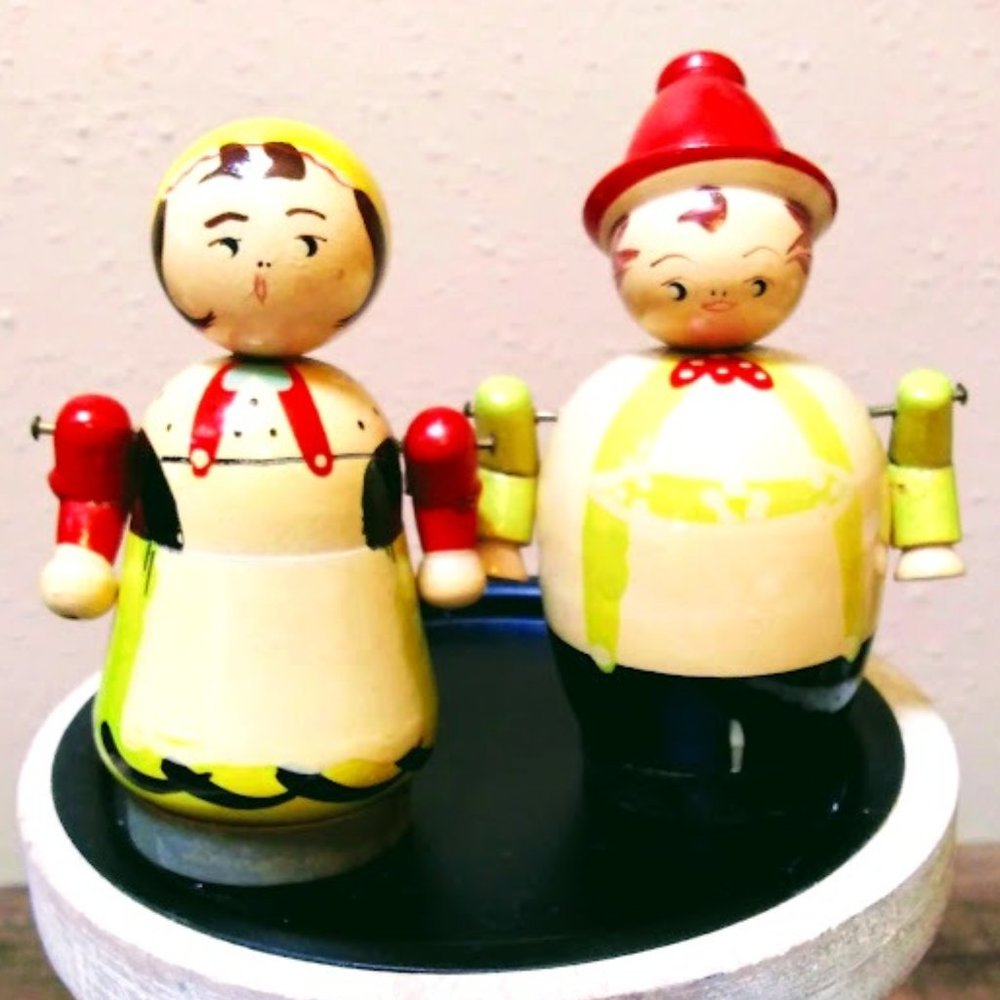 DUTCH*WOODEN MAN & WOMAN*S&P SHAKERS*MOVEABLE ARMS*VINTAGE*RARE*